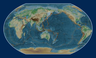 Kavrayskiy VII projeksiyonunun fiziksel yükseklik haritasındaki Okhotsk tektonik plakası meridyensel olarak ortalanmıştır. Bilinen volkanların dağılımı