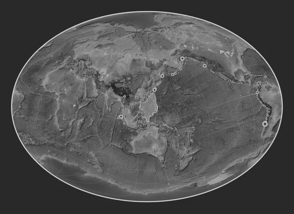 菲律宾海板块灰度高程地形图上法赫斜投影的中心经向和纬度向 17世纪初以来记录的6 5级以上地震位置 — 图库照片