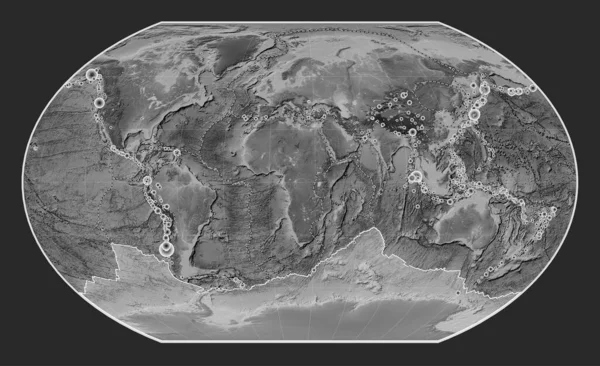 卡夫莱斯基七世投影灰度比例尺高程图上的南极洲板块以经线为中心 17世纪初以来记录的6 5级以上地震位置 — 图库照片