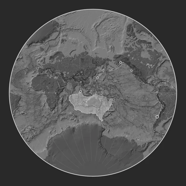 在拉格朗日投影中心的双层高程图上 澳大利亚板块呈经向中心倾斜 17世纪初以来记录的6 5级以上地震位置 — 图库照片