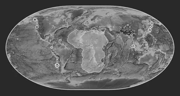 アフリカのテクトニックプレートは ローマスカル投影のグレースケールの標高地図に沿って銀河を中心にした 17世紀初頭から記録された6 5以上の地震の場所 — ストック写真