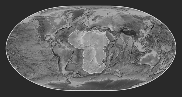 アフリカのテクトニックプレートは ローマスカル投影のグレースケールの標高地図に沿って銀河を中心にした その他のプレートの境界線 — ストック写真