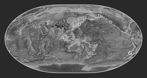 Loximuthalプロジェクションのグレースケールの標高マップ上のアムールテクトニックプレートは 単方向に中心を置いています 17世紀初頭から記録された6 5以上の地震の場所 — ストック写真