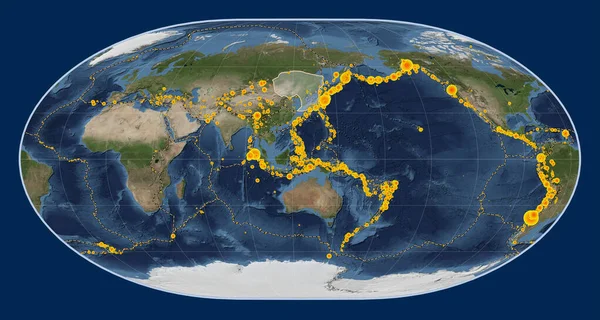 Loximuthalプロジェクションのブルーマーブル衛星マップ上のアムールテクトニックプレートは 単独で中心を置いています 17世紀初頭から記録された6 5以上の地震の場所 — ストック写真