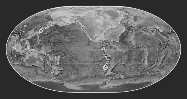 Loximuthal投影のグレースケールの標高地図上の北アメリカのテクトニックプレートは 単独で中心にしました 17世紀初頭から記録された6 5以上の地震の場所 — ストック写真