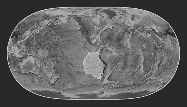 ナスカのテクトニックプレートは 自然の地球Iiの投影のグレースケールの標高地図に単独で中心を置いています 17世紀初頭から記録された6 5以上の地震の場所 — ストック写真