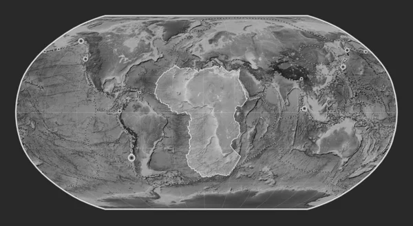 ロビンソン投影のグレースケールの標高地図上のアフリカのテクトニックプレートは 銀河を中心にした 17世紀初頭から記録された6 5以上の地震の場所 — ストック写真