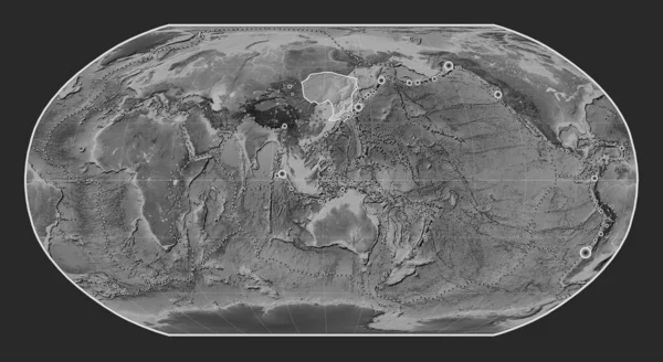 ロビンソン投影のグレースケールの標高地図上のアムール テクトニックプレートは 単独で中心となった 17世紀初頭から記録された6 5以上の地震の場所 — ストック写真