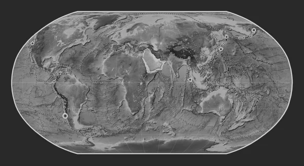 ロビンソン投影のグレースケールの標高地図上のアラビアのテクトニックプレートは 銀河を中心にした 17世紀初頭から記録された6 5以上の地震の場所 — ストック写真
