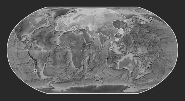 ロビンソン投影のグレースケールの標高地図上のユーラシアのテクトニックプレートは 銀河を中心にした 17世紀初頭から記録された6 5以上の地震の場所 — ストック写真