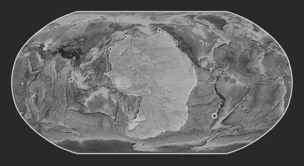 ロビンソン投影のグレースケール標高地図上の太平洋テクトニックプレートは 単独で中心を置いています 17世紀初頭から記録された6 5以上の地震の場所 — ストック写真