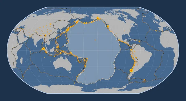 太平洋板块在坚实的等高线地图上的鲁宾逊投影中心经向 17世纪初以来记录的6 5级以上地震位置 — 图库照片