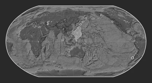 ロビンソン投影の胆汁標高地図上のフィリピン海のテクトニックプレートは 単独で中心を置いています 17世紀初頭から記録された6 5以上の地震の場所 — ストック写真