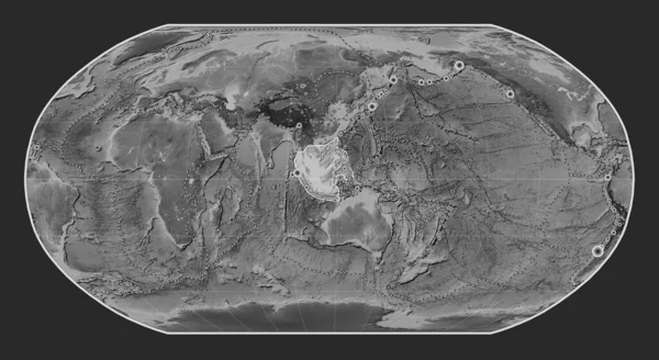 ロビンソン投影図のグレースケール高層地図のスンダ テクトニックプレートは 銀河を中心にした 17世紀初頭から記録された6 5以上の地震の場所 — ストック写真