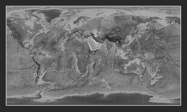 パターソン円筒形投影図のグレースケール標高地図上のアラビアのテクトニックプレートは 単独で中心を置いています 17世紀初頭から記録された6 5以上の地震の場所 — ストック写真