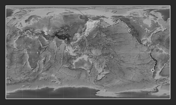 パターソン円筒形投影図のグレースケール標高地図上のオホーツクのテクトニックプレートは 単独で中心を置いています 17世紀初頭から記録された6 5以上の地震の場所 — ストック写真