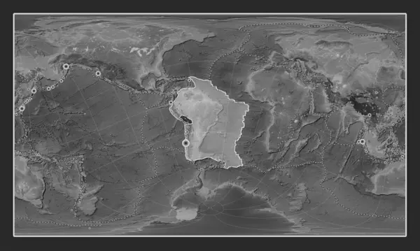 南アメリカのテクトニックプレートは パターソン円筒形オブライク投影図のグレースケール標高地図上に 円形および縦方向に中心を置いていた 17世紀初頭から記録された6 5以上の地震の場所 — ストック写真