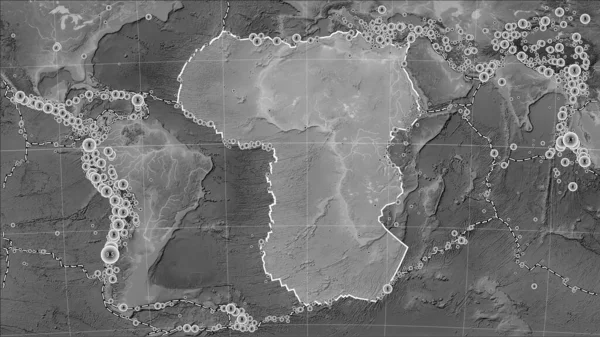 17世紀初頭から記録されたアフリカのテクトニックプレート付近の地震の場所は パターソン円柱 オブリケ 投影のグレースケールの標高地図に記録されています — ストック写真