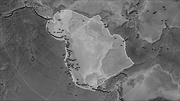 北アメリカのテクトニックプレート付近の地震の場所は パターソン円筒形 オブリク 投影のグレースケールの標高地図で17世紀初頭以来記録されている6 5倍以上の大きさです — ストック写真