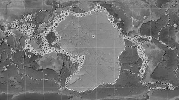 パターソンシリンダリカル オブリケ プロジェクションのグレースケール標高マップ上の太平洋テクトニックプレートに隣接するテクトニックプレート境界線 — ストック写真