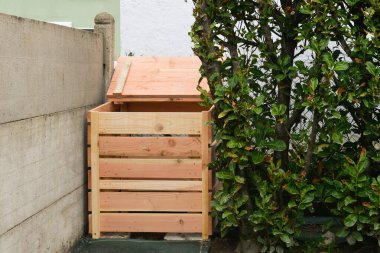 Bahçenin altında yeni boş ahşap bir komposter.