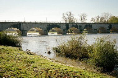 Digo Kanal Köprüsü 'nün altındaki Loire Nehri' nin yüksek seviyesi.