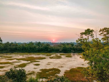Canlı Günbatımı Tatlı Su Bataklığını aydınlatıyor