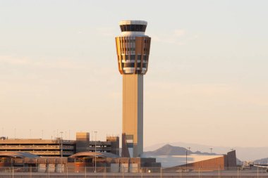 Yükselen havaalanı kontrol kulesi, aşağıdaki yoğun pisti gözetleyerek dimdik ayakta duruyor. Stratejik konumuyla kule, hava trafiği ve infrastruc 'u çevreleyen hava trafiğine hakim bir bakış açısı sunarak, güvenli bir şekilde gökyüzüne uçuşlarda çok önemli bir rol oynuyor.