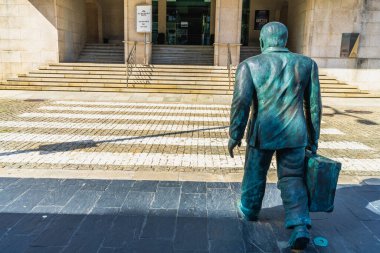 Vigo, İspanya, 8 Ekim 2022. Vigo Denizcilik İstasyonu 'nun girişinde bulunan Ramon Conde' nin eseri Galiçya Göçmen Bürosu 'na övgü. Yüksek kalite fotoğraf