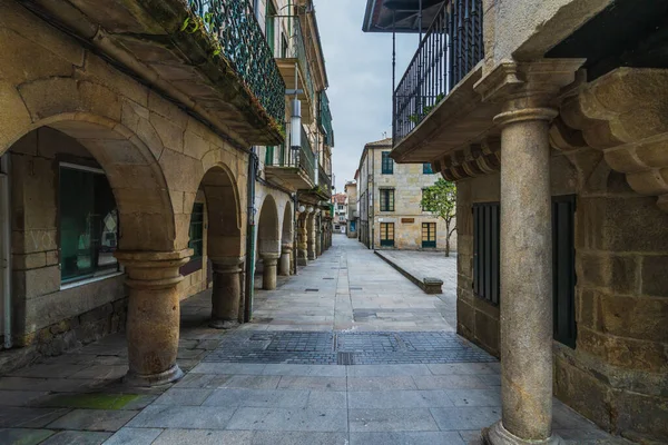 Pontevedra, İspanya, 9 Ekim 2022. Galiçya, İspanya 'daki Pontevedra şehrinin caddesi. Yüksek kalite fotoğraf