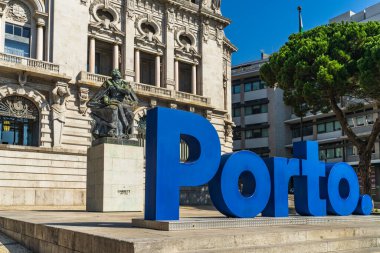 Porto, Portekiz, 12 Ekim 2022. Portekiz 'deki belediye binasının yanındaki Porto Turist tabelası. Yüksek kalite fotoğraf