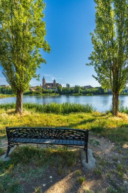 İspanya 'daki Tormes nehrinin kıyısındaki Salamanca katedralinin manzarası. Yüksek kalite fotoğraf