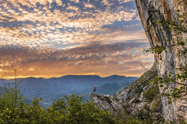 Asturias 'taki Teberga, Teverga, Las Ubinas La Mesa doğal parkında güzel bir günbatımı. Yüksek kalite fotoğraf