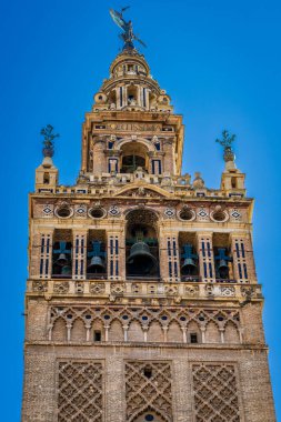 İspanya, Seville 'deki La Giralda kulesinin manzarası. Ulusal Anıt. Yüksek kalite fotoğraf