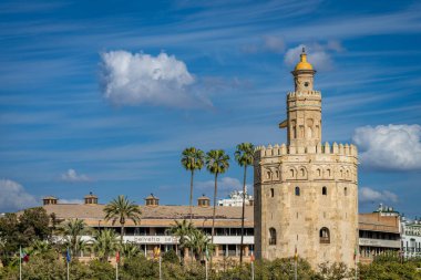 Seville, İspanya, 10 Mart 2022. Torre del Oro, İspanya 'nın Endülüs kentindeki Seville şehrinde. Yüksek kalite fotoğraf