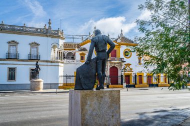 Seville, İspanya, 13 Mart 2022. İspanya, Seville 'deki Plaza de la Real Maestranza' nın yanındaki boğa güreşçisi heykeli. Yüksek kalite fotoğraf