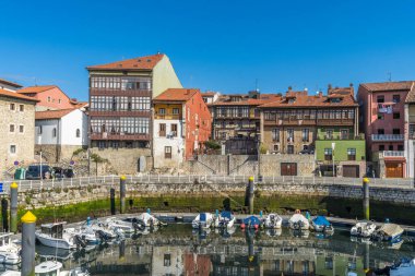 Llanes, İspanya, 24 Temmuz 2021. İspanya 'nın Asturias kentindeki Llanes köyünün manzarası. Yüksek kalite fotoğraf