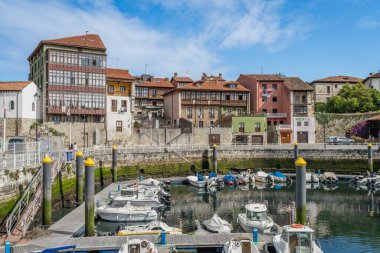 Llanes, İspanya, 24 Temmuz 2021. İspanya 'nın Asturias kentindeki Llanes köyünün manzarası. Yüksek kalite fotoğraf