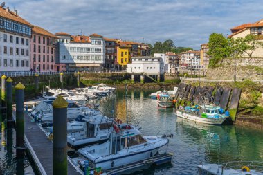 Llanes, İspanya, 24 Temmuz 2021. İspanya 'nın Asturias kentindeki Llanes köyünün manzarası. Yüksek kalite fotoğraf