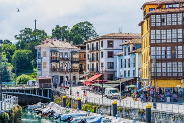 Llanes, İspanya, 24 Temmuz 2021. İspanya 'nın Asturias kentindeki Llanes köyünün manzarası. Yüksek kalite fotoğraf