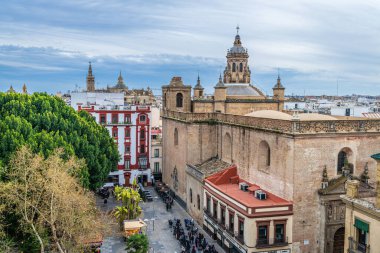 Seville, İspanya, 13 Mart 2022. Las Setas olarak bilinen Metropol Şemsiyesi 'nden Seville manzarası. Yüksek kalite fotoğraf