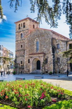 Aviles, İspanya, 14 Nisan 2021. San Francisco Kilisesi, Asturias 'ın Aviles şehrinde. Yüksek kalite fotoğraf