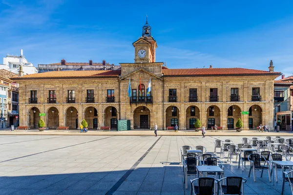 Aviles, Asturias, İspanya, 14 Nisan 2021 Plaza ve Aviles şehir merkezi, Asturias. Yüksek kalite fotoğraf