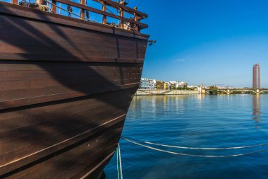 Seville, İspanya, 10 Mart 2022. Guadalquivir Nehri ve İspanya 'nın Seville şehrindeki Triana Mahallesi. Yüksek kalite fotoğraf