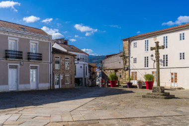 Noia, Galiçya, 1 Mart 2023. İspanya 'nın Galiçya şehrinde, Noia şehrinde bir sokak. Yüksek kalite fotoğraf