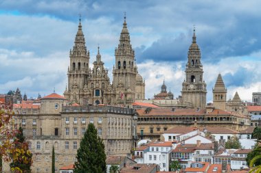 Santiago de Compostela Katedrali 'nin gün batımında İspanya' nın Galiçya kentindeki Alameda Parkı 'ndan görünüşü. Yüksek kalite fotoğraf