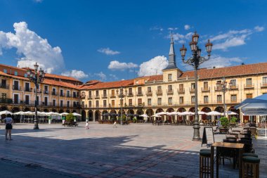 Leon, İspanya, 3 Ağustos 2022. İspanya 'nın Leon şehrinin Plaza Mayor' u. Yüksek kalite fotoğraf