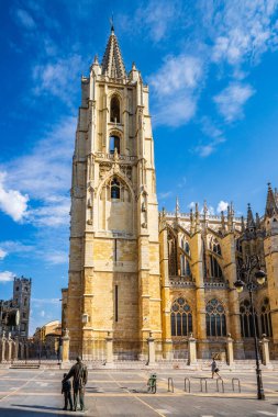 Leon, İspanya, 3 Ağustos 2022. İspanya 'daki Leon şehrinin katedralinin manzarası. Yüksek kalite fotoğraf