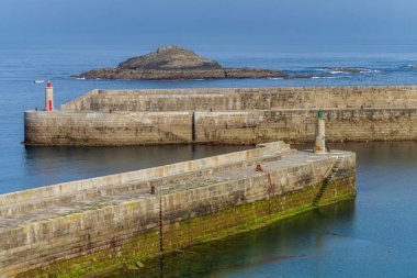 İspanya 'nın Asturias kentindeki Tapia de Casariego adlı turist köyünün liman manzarası. Yüksek kalite fotoğraf