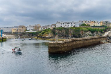 Tapia de Casariego, 20 Nisan 2023. İspanya 'nın Asturias kentindeki Tapia de Casariego kasabasının manzarası. Yüksek kalite fotoğraf